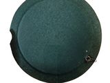 un chapeau vert posé sur une table