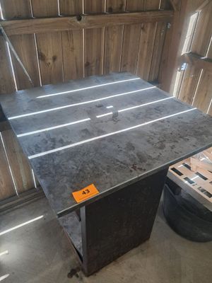 une petite table au milieu d'une pièce où il y a beaucoup de bois