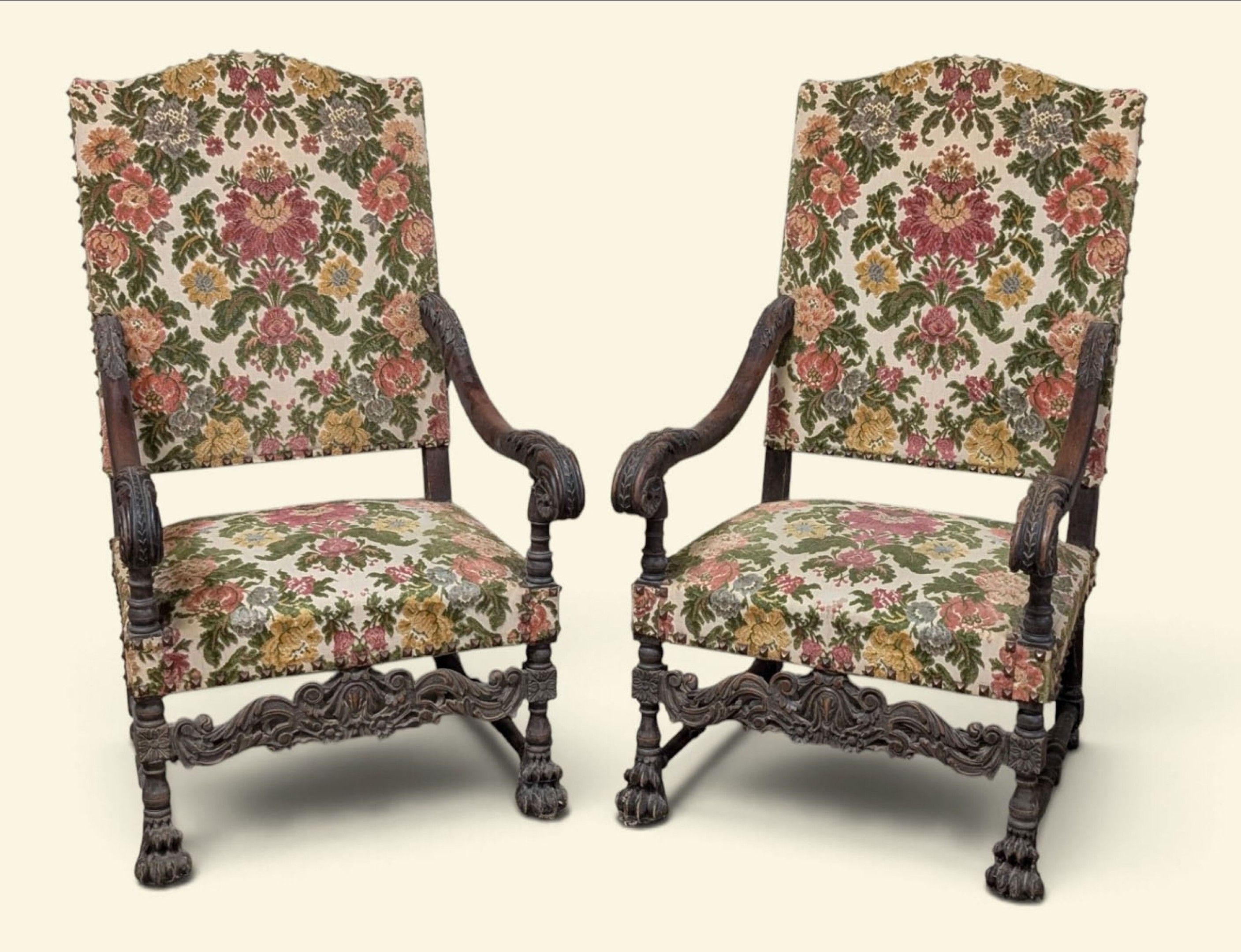 Paire de fauteuils à hauts dossiers droits en chapeau de gen…
