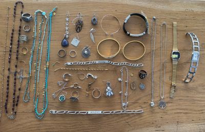 de nombreux types de bijoux disposés sur une table