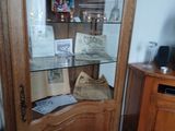 une armoire en bois avec une porte vitrée dans un salon