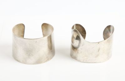 deux bracelets manchette en argent sur fond blanc