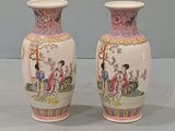 deux vases posés sur une table