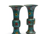 une paire de vases bleus et verts posés sur une surface blanche