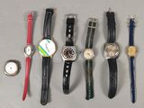 plusieurs types de montres sont alignés sur une table