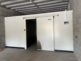 deux portes ouvertes dans un immeuble