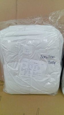 deux paquets de papier toilette posés sur une boîte en carton