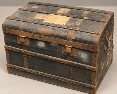 une vieille malle posée sur une table