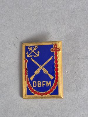 gros plan d'un badge sur une surface blanche