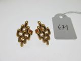 une paire de boucles d'oreilles en plaqué or sur fond blanc