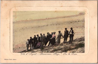 un groupe de personnes se tenant ensemble sur la plage