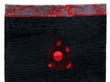 une pochette noire et rouge ornée d'une fleur rouge