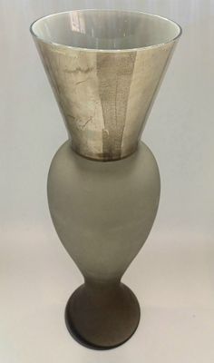 un vase en verre posé sur une table