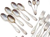 beaucoup de cuillères et de fourchettes en argent sur la table