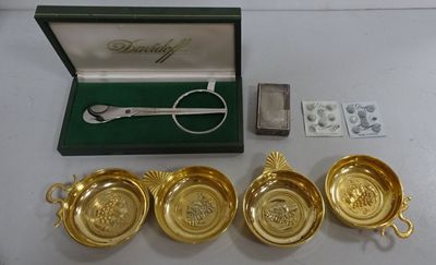 Trois bols et cuillères plaqués or sont posés sur une table