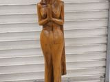 statue en bois d'une femme tenant un bébé dans ses bras