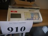 une calculatrice posée sur une table, avec une étiquette de prix