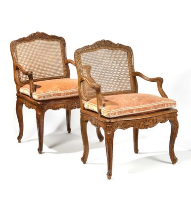 paire de fauteuils à dossier canné de style louis xvi