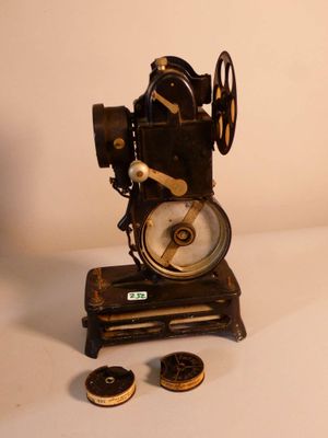 une petite machine à coudre ancienne posée sur une table