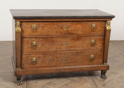 une petite commode avec un plateau en marbre