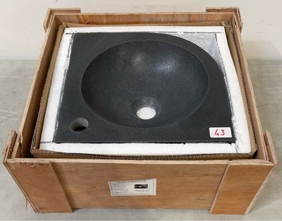 une boîte contenant un lavabo noir