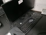 un ordinateur portable posé sur un bureau, avec un clavier et une souris
