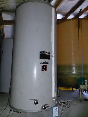 un chauffe-eau installé dans une pièce