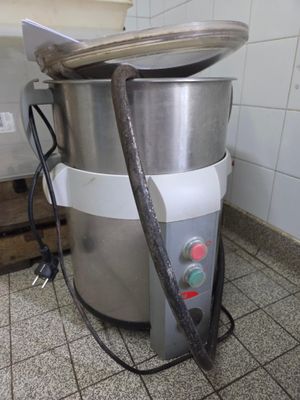 une photo d'un mixeur professionnel dans une cuisine