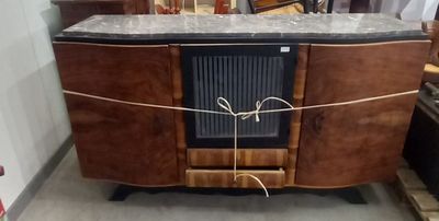une grande armoire en bois avec un plateau en marbre, dans une pièce
