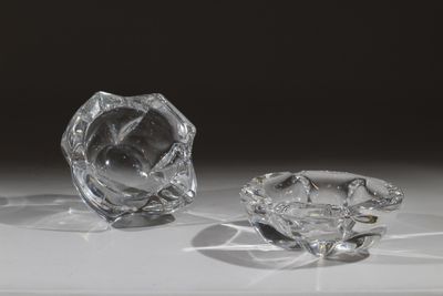 deux morceaux de verre posés sur une surface blanche