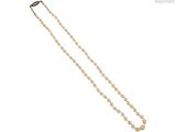 gros plan d'un collier de perles sur fond blanc