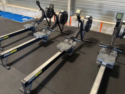 une rangée de rameurs dans une salle de sport