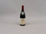 la bouteille de vin est posée sur une surface blanche