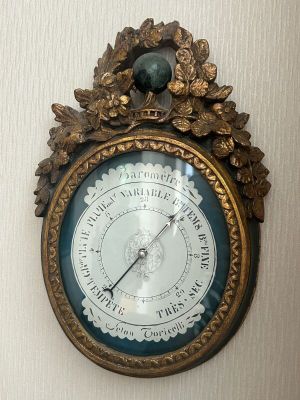 une horloge accrochée au mur de la pièce