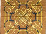 une écharpe marron et bleue ornée d'un motif doré