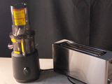 un grille-pain et un mixeur posés sur une table