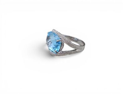 Gros plan sur une bague ornée d'une topaze bleue