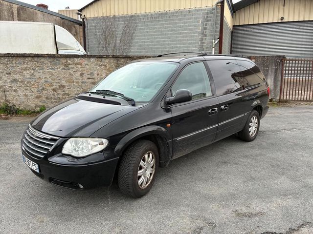 Véhicule particulier CHRYSLER Grand Voyager immatriculé BZ-967-FS...