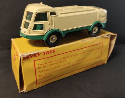 Dinky Toys 596 - Arroseuse Balayeuse L.M.V. Avec Cabine Vitrée (occasion)