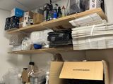 une pièce avec beaucoup de boîtes et de cartons sur les étagères