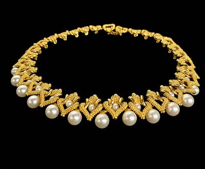 un collier en or avec des perles et des chaînes en or