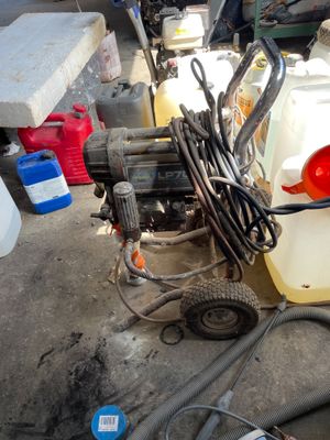 une image représentant un homme travaillant sur une machine