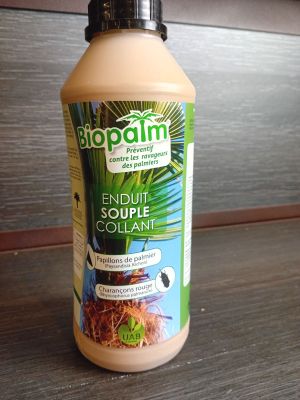 la bouteille de liquide est posée sur une table en bois
