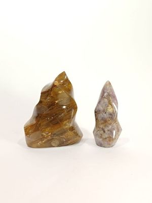 deux morceaux de roche posés sur une surface blanche, sur fond blanc