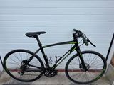 un vélo garé devant une porte de garage