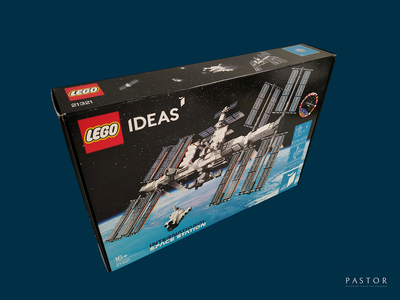 une boîte contenant une station spatiale Lego