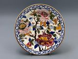 gros plan d'une assiette avec des fleurs sur une table