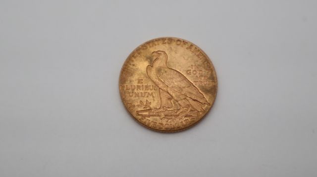 Une pièce de monnaie en or à valeur faciale de cinq dollars USA t...