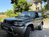 une photo d'une voiture garée sur un chemin de gravier
