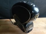 un casque noir posé sur une table en bois